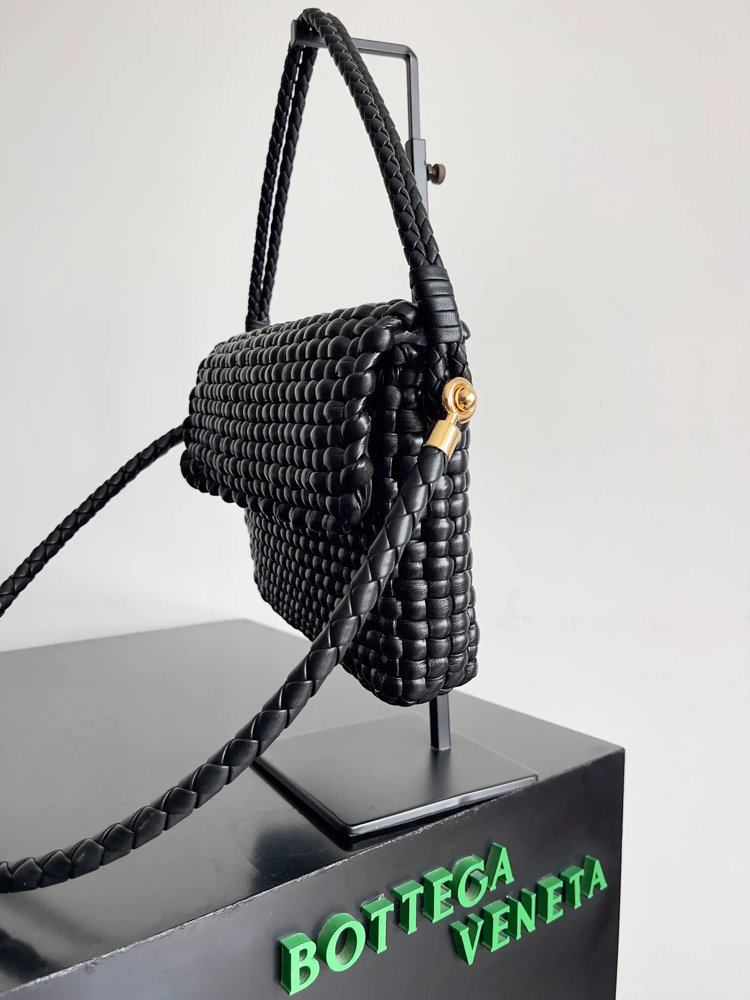 Batch 3120 Reshape the classics, Swing is back, BOTTEGA VENETA Bottega Veneta women's Swing shoulder bag is made of tubular quilted weaving technology. The unique vertical weaving of the bag is impressive. The overall style reveals a medieval style, which is in line with the current retro trend. It is simple and versatile without losing personality. It can be adapted to different styles for work and commuting. Both cross-body and hand carry are created with everyone in mind. It is a bag that does not lose its practicality and beauty [Hop Jump] [Hop Jump] Style No.: 764073 Size: 25*19*6